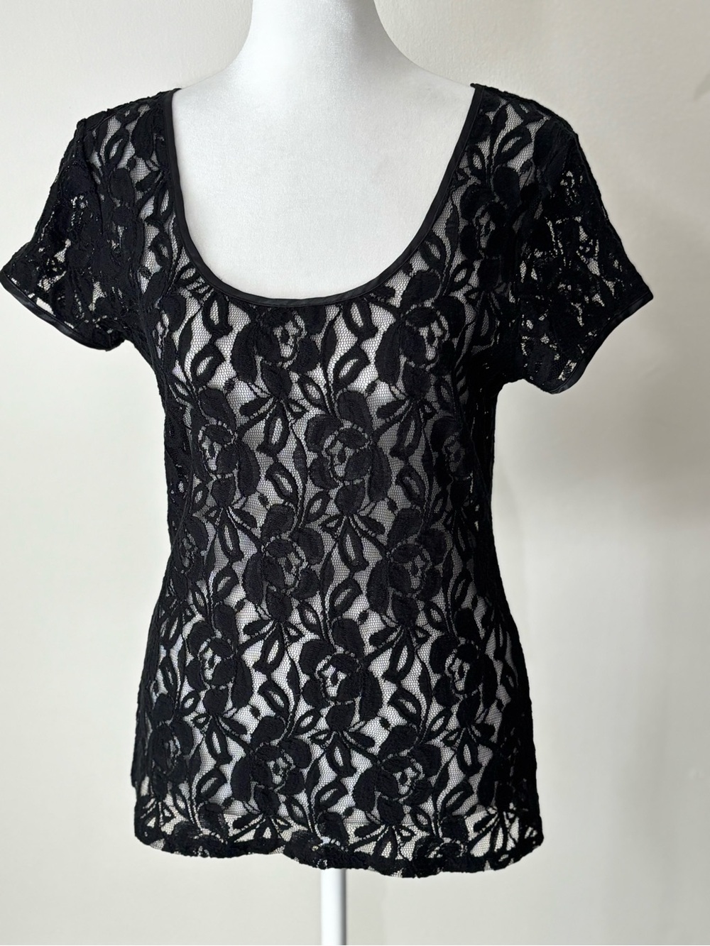 Banana Republic Black Lace Short Sleeve Scoop Neck Top Cotton Y2K